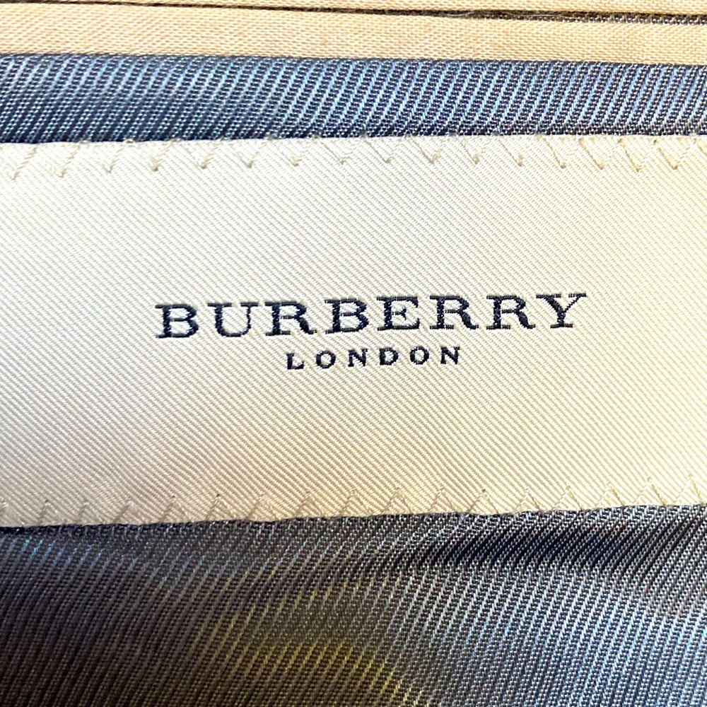 Burberry suit. Mens 42R 100% wool grey